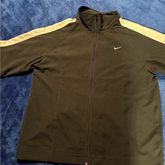 Nike unisex  Black and White Windbreaker Jacket - Picture 1 of 16